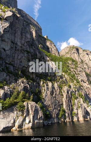 preikestolen vu d'en bas lors d'une croisière sur le fjord du Lysefjord en Norvège Banque D'Images