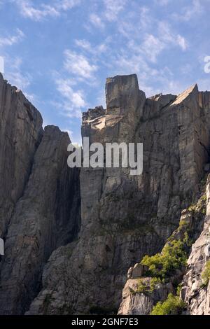 preikestolen vu d'en bas lors d'une croisière sur le fjord du Lysefjord en Norvège Banque D'Images