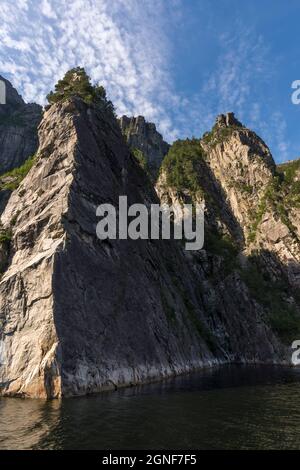 preikestolen vu d'en bas lors d'une croisière sur le fjord du Lysefjord en Norvège Banque D'Images