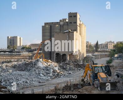 Jérusalem, Israël - 14 septembre 2021 : la démolition des silos à grains historiques de la boulangerie Angel à Jérusalem, Israël, à l'aube. Banque D'Images