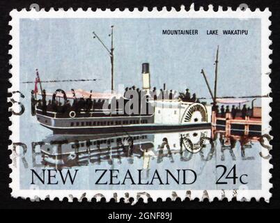 NOUVELLE-ZÉLANDE - VERS 1984 : un timbre imprimé en Nouvelle-Zélande montre Ferry Mountaineer, lac Wakatipu, 1879, vers 1984 Banque D'Images