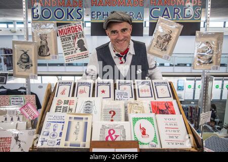 Londres, Royaume-Uni. 25 septembre 2021 Une journée de shopping vintage, avec les meilleurs commerçants vintage vendant la mode, vêtements pour hommes, bijoux, accessoires, articles pour la maison, meubles, affiches, cartes, disques en vinyle, objets de collection et plus encore, Avec les sons du jazz et blues vintage, le Miss Jones Trio joue en direct pendant la foire. Paul Quezada-Neiman/Alamy Live News Banque D'Images