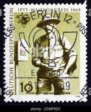 ALLEMAGNE - VERS 1969: Un timbre imprimé en Allemagne, Berlin montre l'Australian Postman, vers 1969 Banque D'Images