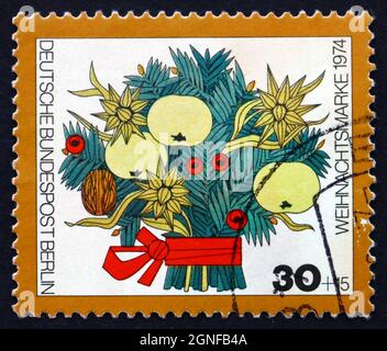 ALLEMAGNE - VERS 1974: Un timbre imprimé en Allemagne, Berlin montre le bouquet de Noël, vers 1974 Banque D'Images