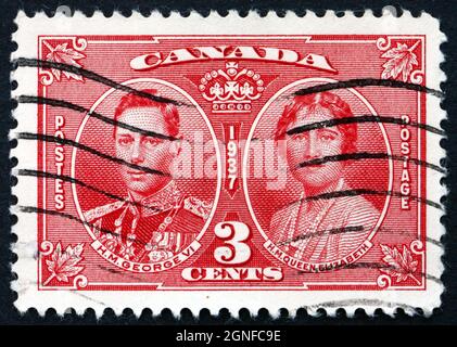 CANADA - VERS 1937 : un timbre imprimé au Canada montre le roi George VI et la reine Elizabeth, le couronnement du roi George VI et de la reine Elizabeth, vers 1 Banque D'Images