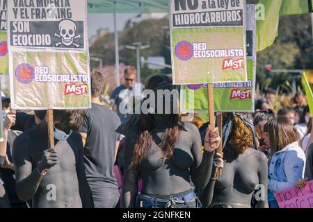 (9/24/2021) les participants à la marche prétendent être couverts de pétrole, manifestant contre la loi sur les hydrocarbures. (Photo par Esteban Osorio/Pacific Press/Sipa USA) Banque D'Images