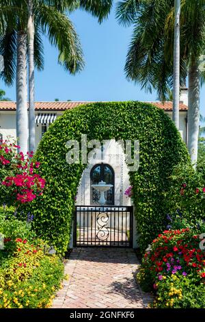 Entrée latérale à la majestueuse maison de luxe à Naples, Floride, États-Unis Banque D'Images