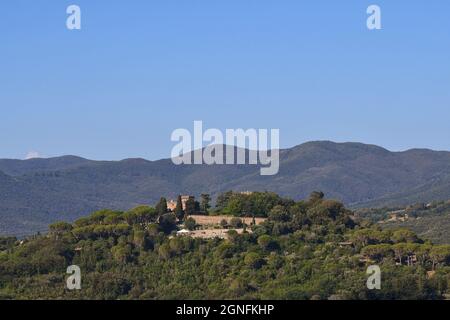Vue panoramique sur les collines toscanes avec le château médiéval de Segalari en été, Castagneto Carducci, Livourne, Toscane, Italie Banque D'Images