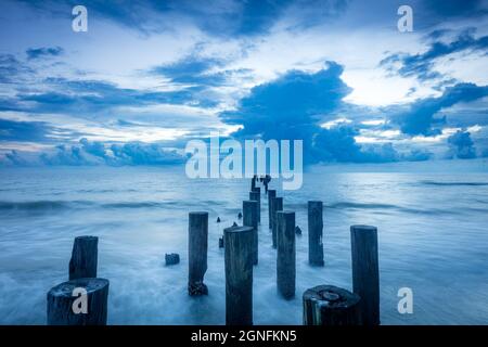 Crépuscule sur les anciennes jetée pidings le long du golfe du Mexique à Naples, Floride, États-Unis Banque D'Images