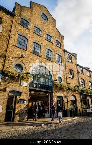 Entrée à l'une des nombreuses Halls du marché avec des boutiques de mode alternatives, Camden Town, Londres, Angleterre, Royaume-Uni Banque D'Images