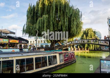 Pont à Camden Lock, un centre de mode et de musique alternative, Camden Town, Londres, Angleterre, Royaume-Uni Banque D'Images