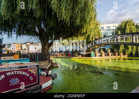 Pont à Camden Lock, un centre de mode et de musique alternative, Camden Town, Londres, Angleterre, Royaume-Uni Banque D'Images