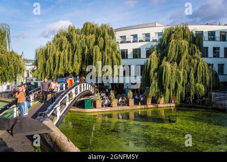 Pont à Camden Lock, un centre de mode et de musique alternative, Camden Town, Londres, Angleterre, Royaume-Uni Banque D'Images