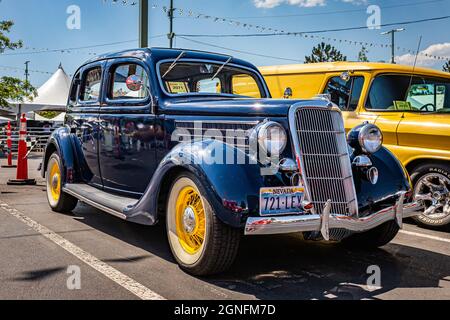 Reno, NV - 3 août 2021 : Ford modèle 48 Deluxe Fordor Berline 1935 lors d'un salon de voiture local. Banque D'Images