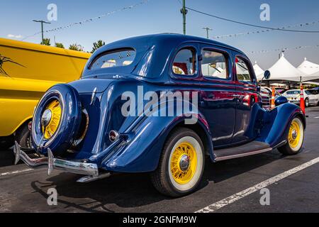 Reno, NV - 3 août 2021 : Ford modèle 48 Deluxe Fordor Berline 1935 lors d'un salon de voiture local. Banque D'Images