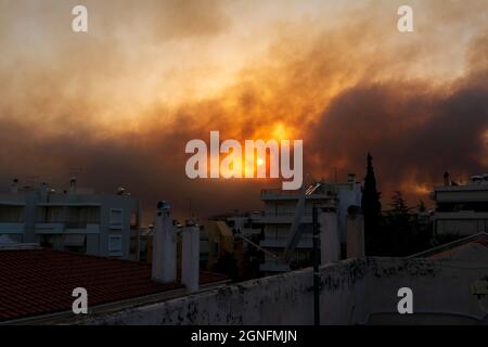 Fumée du feu à Varibobi à Athènes, vue depuis le toit d'une maison. Athènes, Grèce. Banque D'Images