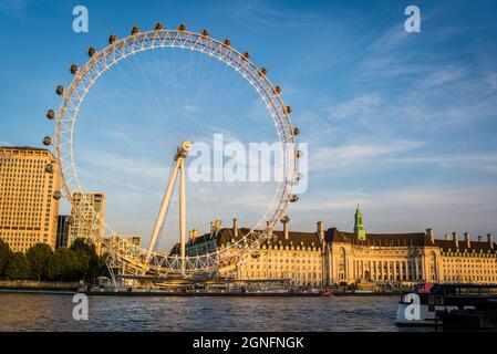 Vue sur le London Eye et le County Hall, Londres, Angleterre, Royaume-Uni Banque D'Images