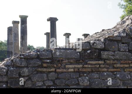 Sepino - Molise - Italie - site archéologique d'Altilia : la structure d'un mur du temps et en arrière-plan les colonnes de la Basilique. Banque D'Images