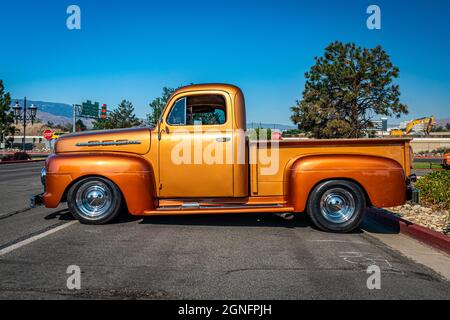 Reno, NV - 4 août 2021 : camion Ford F1 1951 à un salon de voiture local. Banque D'Images