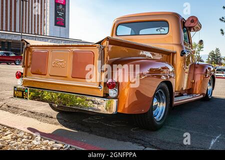 Reno, NV - 4 août 2021 : camion Ford F1 1951 à un salon de voiture local. Banque D'Images