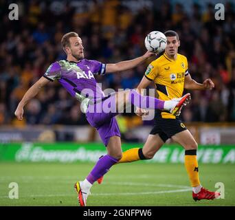 Harry Kane et Conor Coady en action pendant le match du troisième tour de la coupe Carabao entre Wolverhampton Wanderers et Tottenham Hotspur à Molineux le sept Banque D'Images