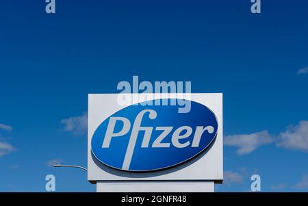 Kirkland, Québec, Canada - 3 septembre 2021 : gros plan de l'enseigne Pfizer avec ciel bleu en arrière-plan. Banque D'Images