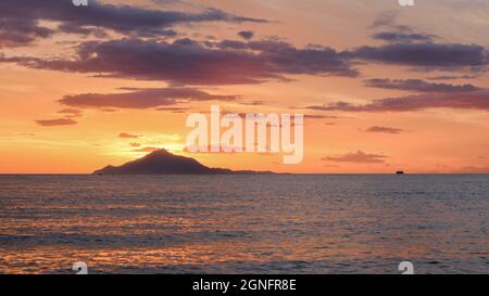 Coucher de soleil sur la mer Méditerranée sur la toile de fond du Mont Athos Banque D'Images