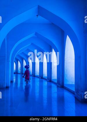 Non exclusif: Un musulman marche vers la mosquée nationale Baitul Moqarram pour dire leur vendredi régulier Jummah prière, en dépit de la situation critique Covid-19 i Banque D'Images