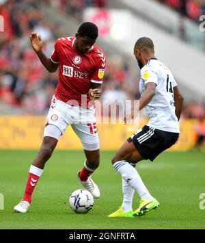 Tireeq Bakinson de Bristol City (à gauche) et Denis Odoi de Fulham lors du match de championnat Sky Bet à Ashton Gate, Bristol. Date de la photo: Samedi 25 septembre 2021. Banque D'Images