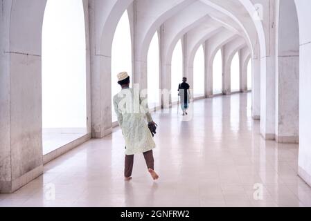 Non exclusif: Un musulman marche vers la mosquée nationale Baitul Moqarram pour dire leur vendredi régulier Jummah prière, en dépit de la situation critique Covid-19 i Banque D'Images