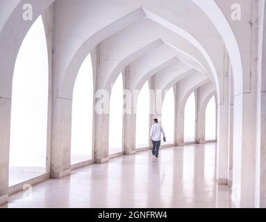 Non exclusif: Un musulman marche vers la mosquée nationale Baitul Moqarram pour dire leur vendredi régulier Jummah prière, en dépit de la situation critique Covid-19 i Banque D'Images