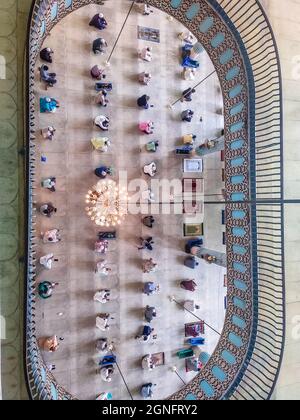 Non exclusif: Un musulman marche vers la mosquée nationale Baitul Moqarram pour dire leur vendredi régulier Jummah prière, en dépit de la situation critique Covid-19 i Banque D'Images