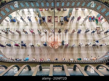 Non exclusif: Un musulman marche vers la mosquée nationale Baitul Moqarram pour dire leur vendredi régulier Jummah prière, en dépit de la situation critique Covid-19 i Banque D'Images