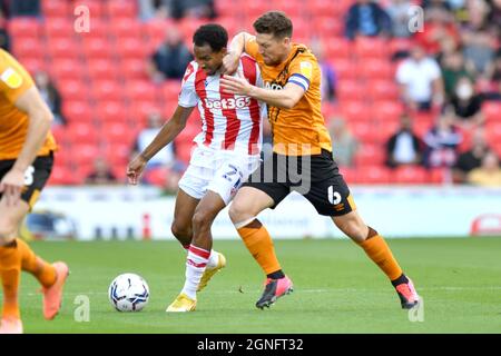 Giannelli Imbula de Stoke City (à gauche) et Kevin Stewart de Hull City se battent pour le ballon lors du championnat Sky Bet au stade bet365, Stoke. Date de la photo: Samedi 25 septembre 2021. Banque D'Images