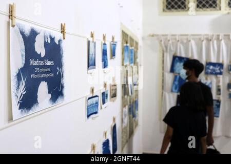 Chennai, Tamil Nadu, Inde. 25 septembre 2021. Les gens regardent les reproductions de Cyanotype exposées lors d'une exposition pop up à l'occasion de la Journée mondiale du Cyanotype, organisée par la Biennale de la photo de Chennai à Chennai. Depuis 2015, le Cyanotype est célébré le dernier samedi de septembre à l'événement annuel Journée mondiale du Cyanotype. (Image de crédit : © Sri Loganathan/ZUMA Press Wire) Banque D'Images