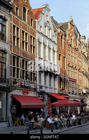 BELGIQUE, VILLE DE BRUXELLES, QUARTIER DU CENTRE APPELÉ PENTAGONE, BARS ET FAÇADES À PIGNONS SUR LA RUE DE LA MONTAGNE Banque D'Images