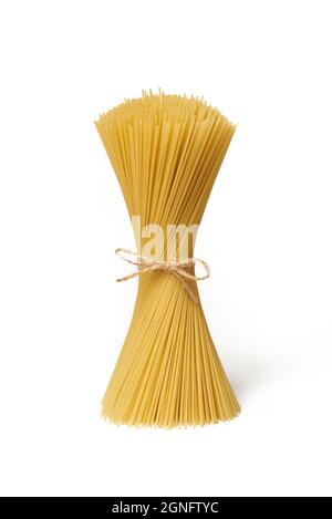 Bouquet de pâtes spaghetti non cuites attachées avec une corde isolée sur fond blanc. Banque D'Images