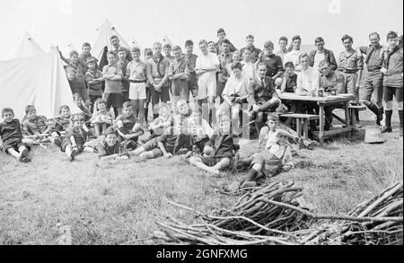 Membres de la 28e compagnie, les Boy Scouts de Beckenham posant pour une photo de groupe lors d'un voyage de camping. 1920s/1930s. Banque D'Images