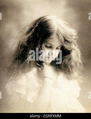 Charmant portrait de sépia édouardien photo d'une jolie jeune fille portant un collier de perles et un bracelet. c.1905 Banque D'Images