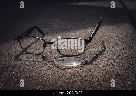 Mise au point sélective sur les lunettes endommagées dont la lentille est rayée est sortie Banque D'Images