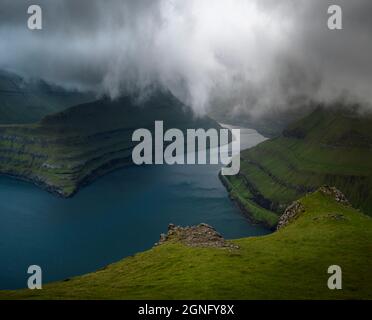 Vue sur le Fonningsfjord sur les îles Féroé. Banque D'Images