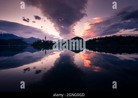 Magnifique lever du soleil au lac Bled, Slovénie Banque D'Images