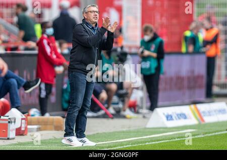 Berlin, Allemagne. 25 septembre 2021. Football, Bundesliga, Matchday 6, 1. FC Union Berlin - Arminia Bielefeld, Stadion an der Alten Försterei: L'entraîneur Urs Fischer d'Union Berlin se gesticule sur la touche. Crédit : Andreas Gora/dpa - REMARQUE IMPORTANTE : Conformément aux règlements de la DFL Deutsche Fußball Liga et/ou de la DFB Deutscher Fußball-Bund, il est interdit d'utiliser ou d'avoir utilisé des photos prises dans le stade et/ou du match sous forme de séquences et/ou de séries de photos de type vidéo./dpa/Alay Live News Banque D'Images