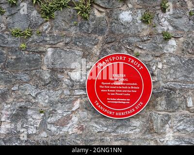 Exeter, Royaume-Uni - Un site du patrimoine de transport Red Wheel Sign marque l'emplacement du canal du navire Exeter, le premier à être construit en Grande-Bretagne depuis l'époque romaine Banque D'Images