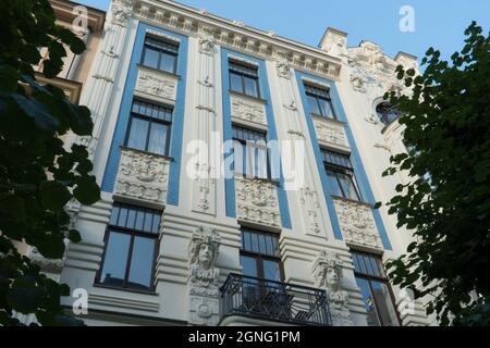 Une vue sur les éléments sculpturaux typiques de l'Art Nouveau sur l'une des façades de bâtiments historiques de Riga, Lettonie. Les célèbres échantillons de Jugendstil d Banque D'Images