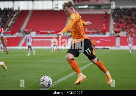 Stoke on Trent, Royaume-Uni. 25 septembre 2021. Keane Lewis-Potter, attaquant de Hull City (11), tente de franchir le ballon lors du match de championnat de pari EFL Sky entre Stoke City et Hull City au stade bet365, Stoke-on-Trent, en Angleterre, le 25 septembre 2021. Photo de Jurek Biegus. Utilisation éditoriale uniquement, licence requise pour une utilisation commerciale. Aucune utilisation dans les Paris, les jeux ou les publications d'un seul club/ligue/joueur. Crédit : UK Sports pics Ltd/Alay Live News Banque D'Images