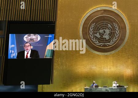 New York, États-Unis. 25 septembre 2021. Le Premier ministre de Saint-Vincent-et-les Grenadines, Ralph Gonsalves, s'adresse à distance à la 76e session de l'Assemblée générale des Nations Unies à New York le 25 septembre 2021. Photo de piscine par Eduardo Munoz/UPI crédit: UPI/Alamy Live News Banque D'Images