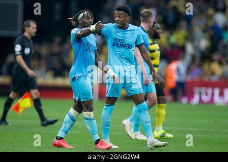 WATFORD, ROYAUME-UNI. 25 SEPT Allan Saint-Maximin de Newcastle et Joe Willock de Newcastle gestes pendant le match de la première ligue entre Watford et Newcastle United à Vicarage Road, Watford le samedi 25 septembre 2021. (Credit: Federico Maranesi | MI News) Credit: MI News & Sport /Alay Live News Banque D'Images