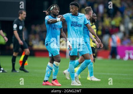 WATFORD, ROYAUME-UNI. 25 SEPT Allan Saint-Maximin de Newcastle et Joe Willock de Newcastle gestes pendant le match de la première ligue entre Watford et Newcastle United à Vicarage Road, Watford le samedi 25 septembre 2021. (Credit: Federico Maranesi | MI News) Credit: MI News & Sport /Alay Live News Banque D'Images