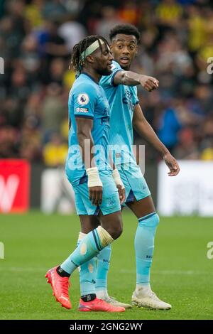 WATFORD, ROYAUME-UNI. 25 SEPT Allan Saint-Maximin de Newcastle et Joe Willock de Newcastle gestes pendant le match de la première ligue entre Watford et Newcastle United à Vicarage Road, Watford le samedi 25 septembre 2021. (Credit: Federico Maranesi | MI News) Credit: MI News & Sport /Alay Live News Banque D'Images